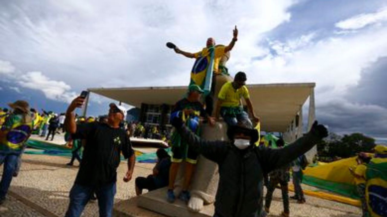 Manifestantes nas sedes dos Três Poderes