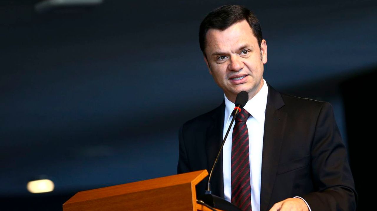 Anderson Torres falando em microfone, vestindo trajes formais