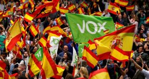 Manifestantes com bandeiras da Espanha e do Vox