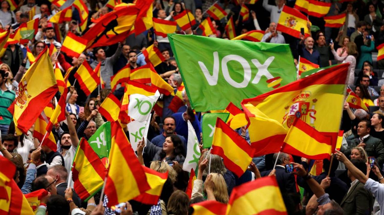Manifestantes com bandeiras da Espanha e do Vox