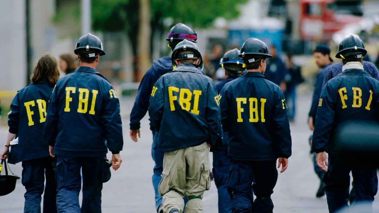 Agentes do FBI de costas e andando