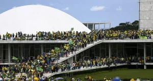 Bolsonaristas na rampa do Congresso Nacional durante atos golpistas de 8 de janeiro