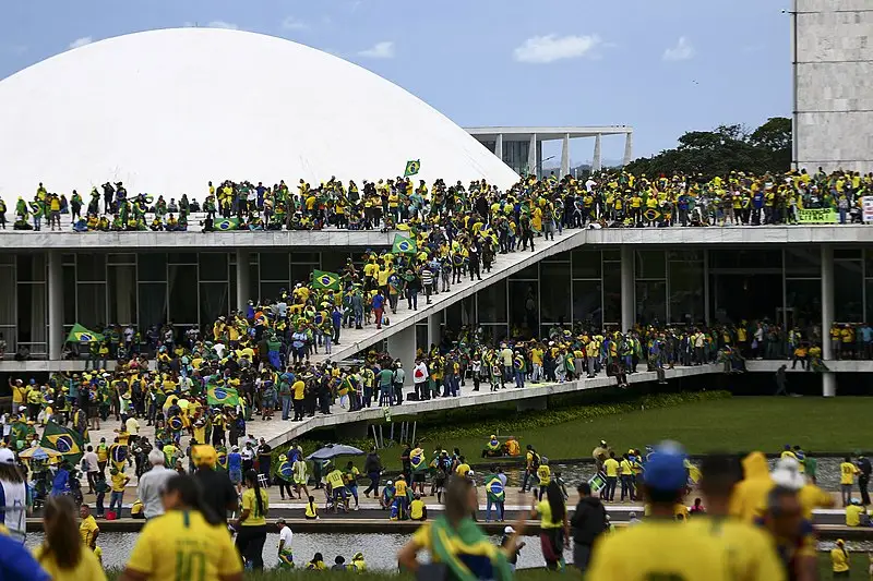 Bolsonaristas na rampa do Congresso Nacional durante atos golpistas de 8 de janeiro
