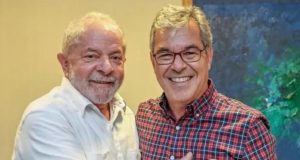 Lula e Jorge Viana sorrindo lado a lado para foto