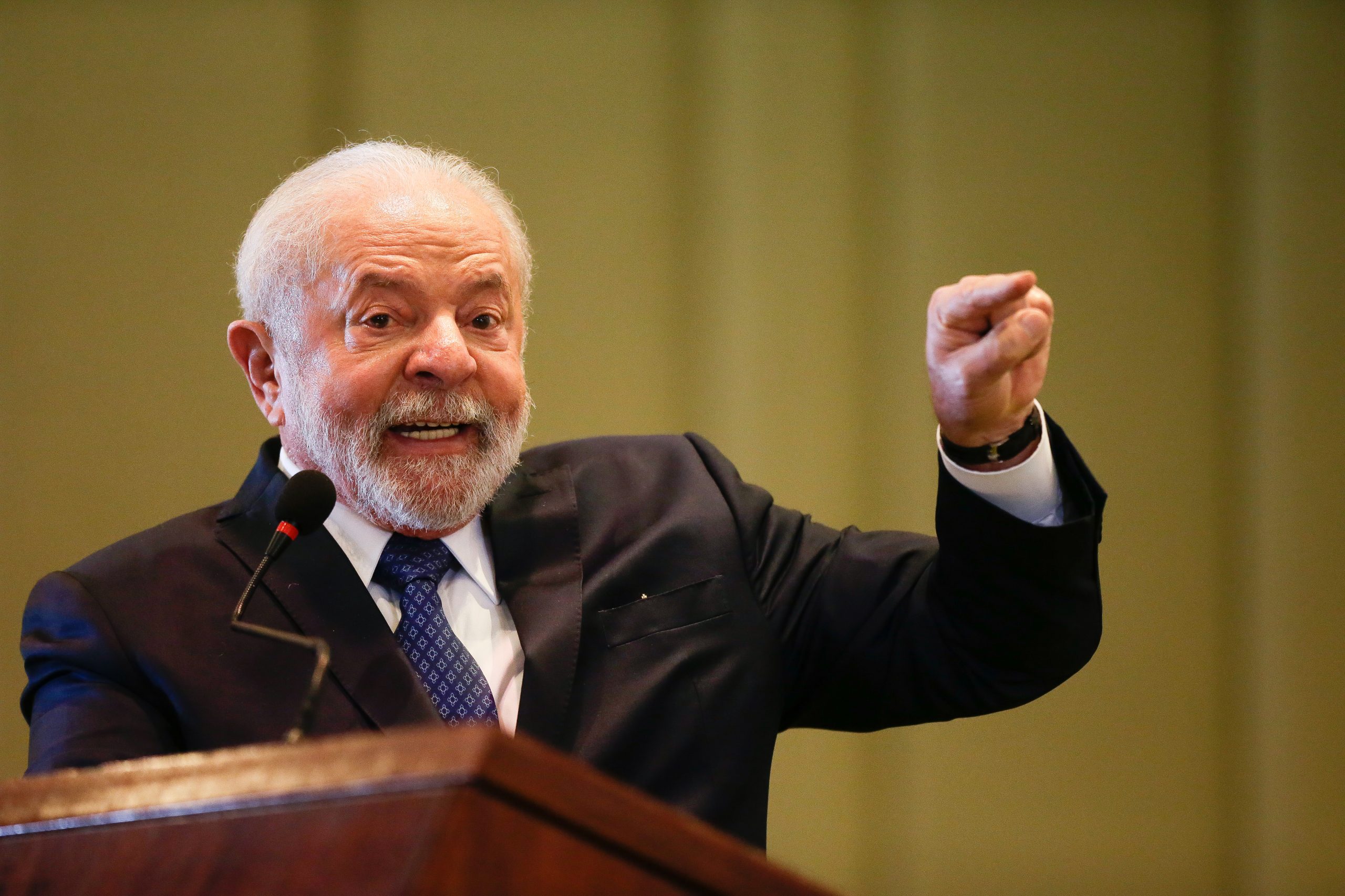 Lula falando e apontando pra frente