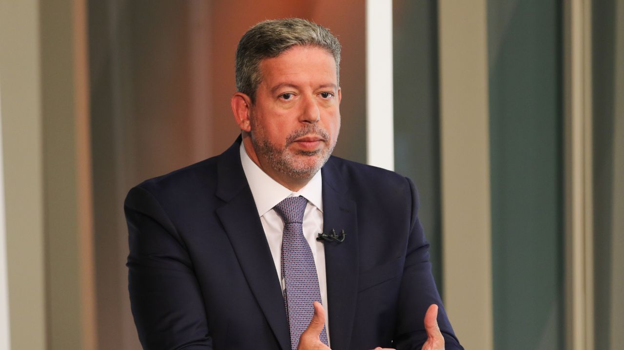 Arthur Lira com expressão confusa