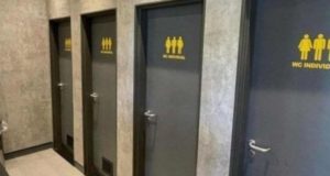 Portas de banheiro em cinza, com desenhos amarelos
