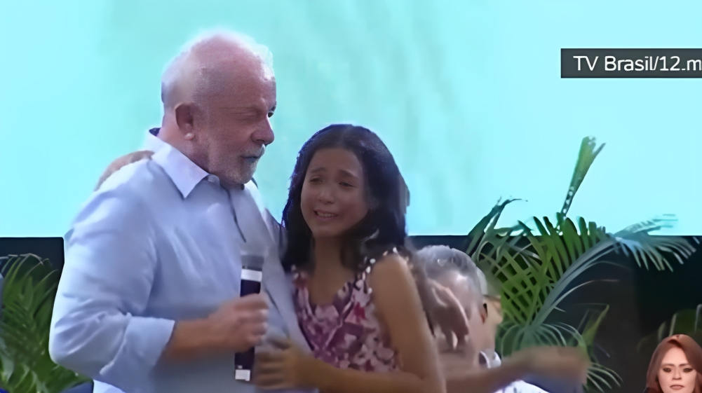 Lula com menina no palco em Fortaleza