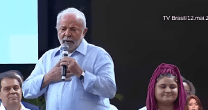 Lula de camisa social clara falando em microfone