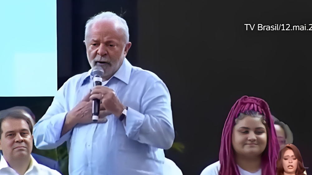 Lula de camisa social clara falando em microfone