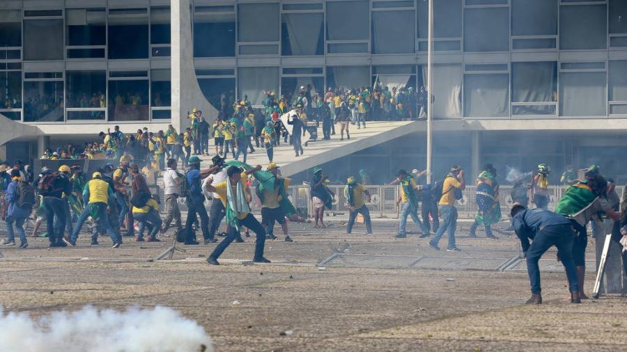 Manifestantes depredando Brasília