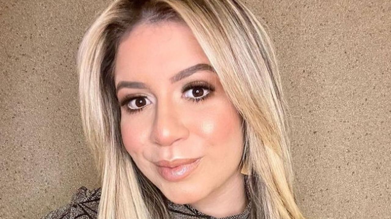 Marília Mendonça de cabelo solto, sorrindo