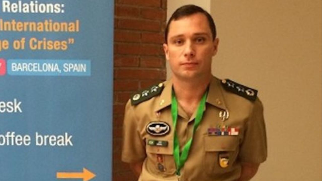 Mauro Cesar Barbosa Cid posando de farda para foto e sem sorrir