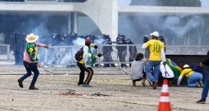 Manifestantes golpistas depredando sedes dos Três Poderes