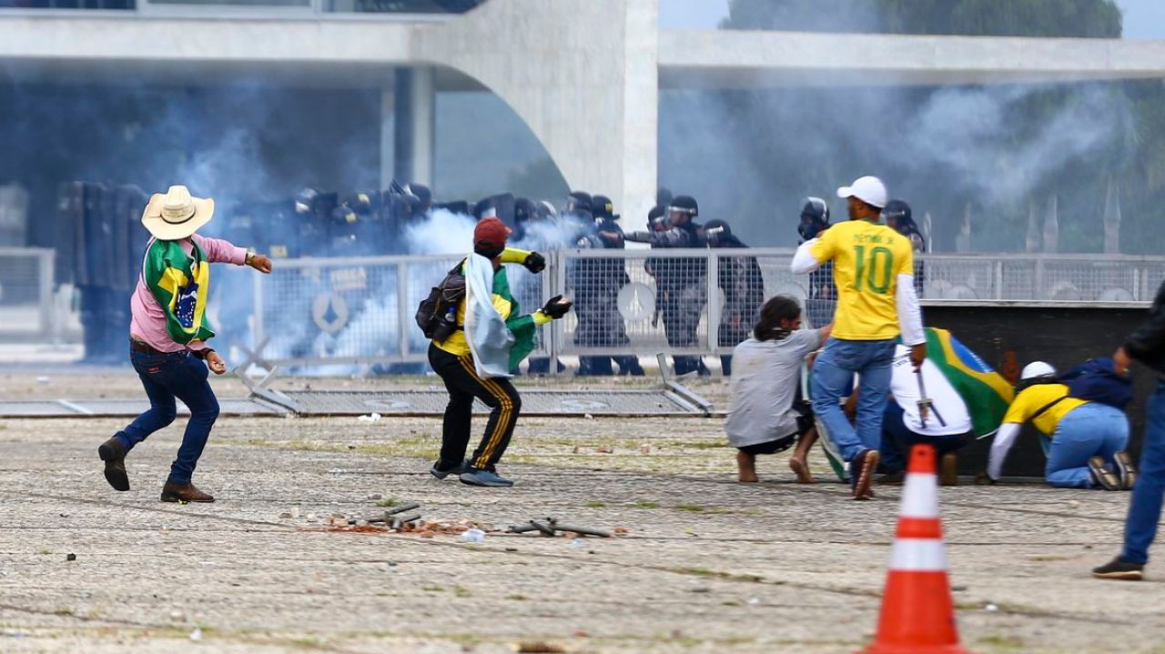 Manifestantes golpistas depredando sedes dos Três Poderes