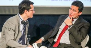 Deltan Dallagnol e Sergio Moro conversando com expressões de preocupação