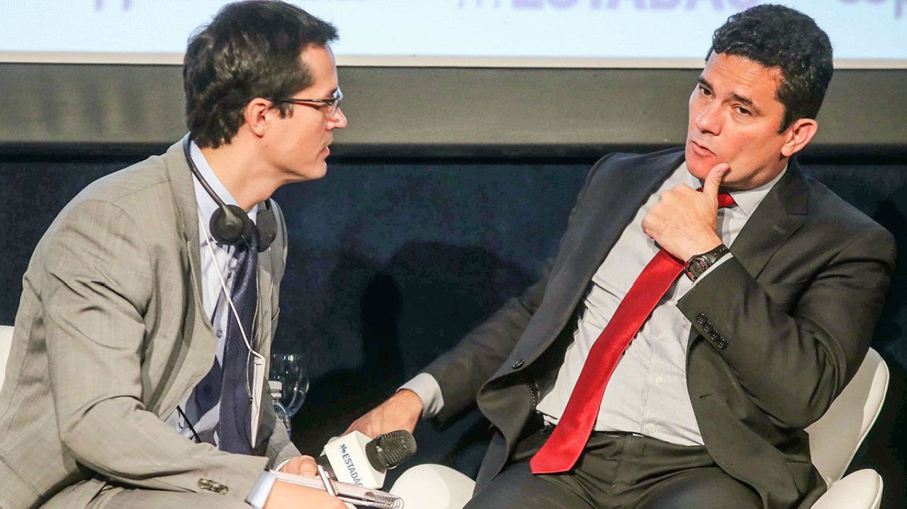 Deltan Dallagnol e Sergio Moro conversando com expressões de preocupação
