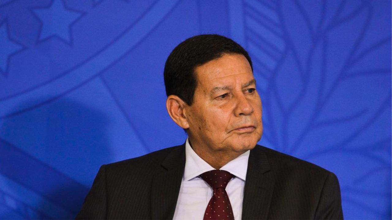 Hamilton Mourão olhando para o lado, com expressão séria