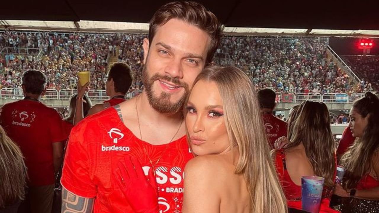 Felipe Becari e Carla Diaz posando em camarote de Carnaval