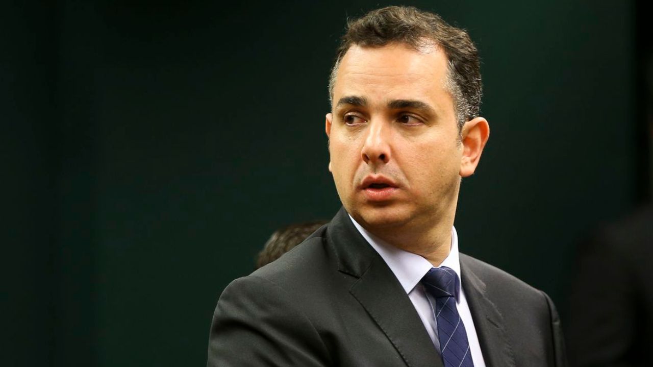 Rodrigo Pacheco de terno e gravata, olhando para trás