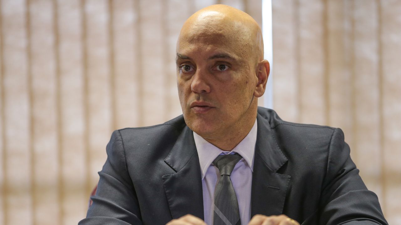 Alexandre de Moraes com expressão confusa