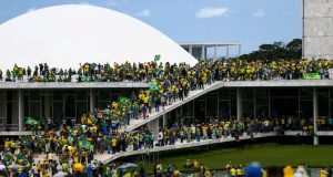 Manifestantes bolsonaristas nas sedes dos Três Poderes