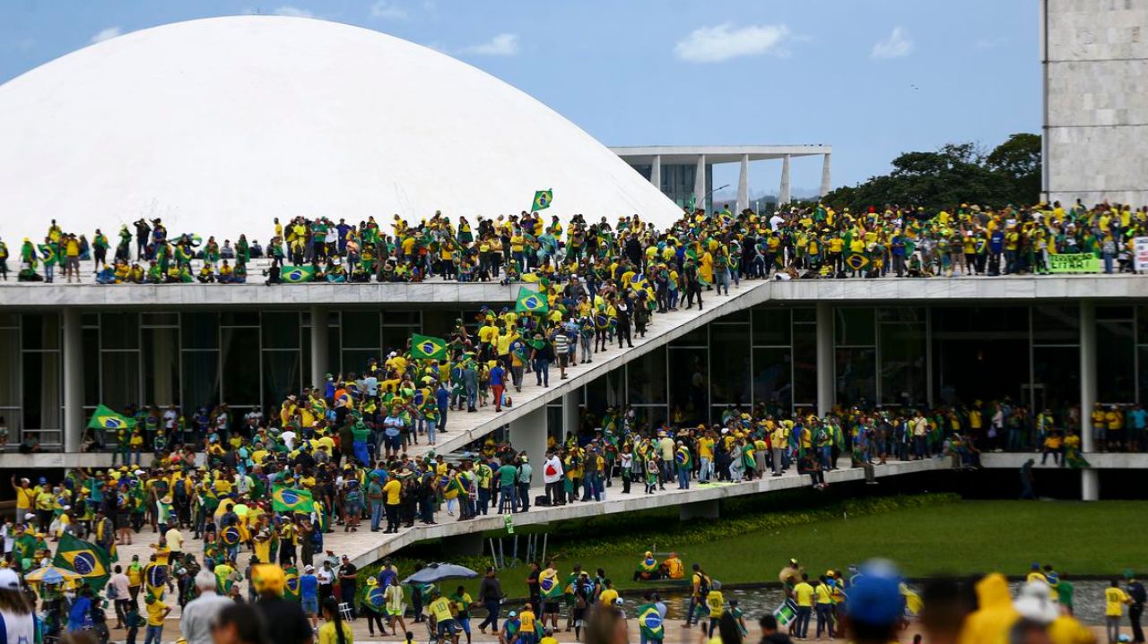 Manifestantes bolsonaristas nas sedes dos Três Poderes