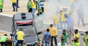 Golpistas durante 8 de janeiro