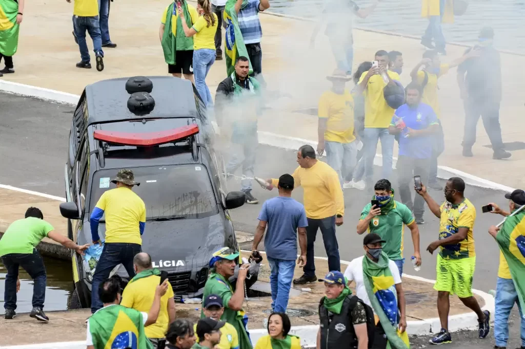 Golpistas durante 8 de janeiro
