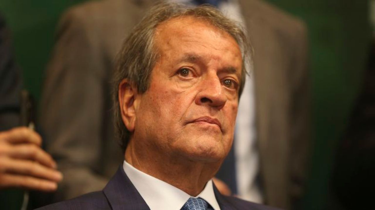 Valdemar Costa Neto com expressão desconfiada
