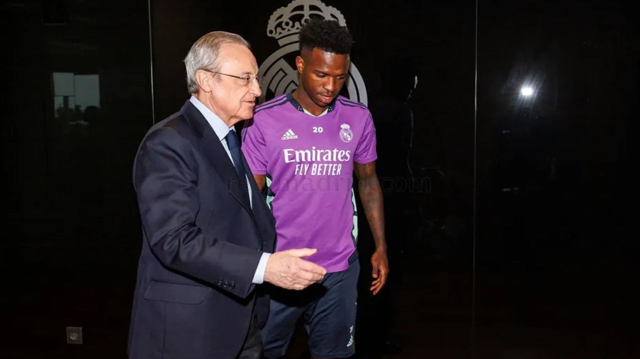 Vinícius Júnior e Florentino Pérez caminhando lado a lado