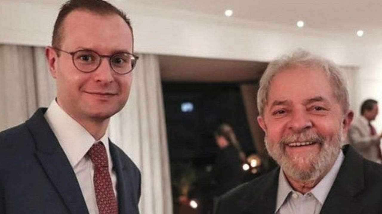 Cristiano Zanin e Lula sorrindo lado a lado