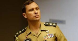 Mauro Cid fardado com expressão desconfiada