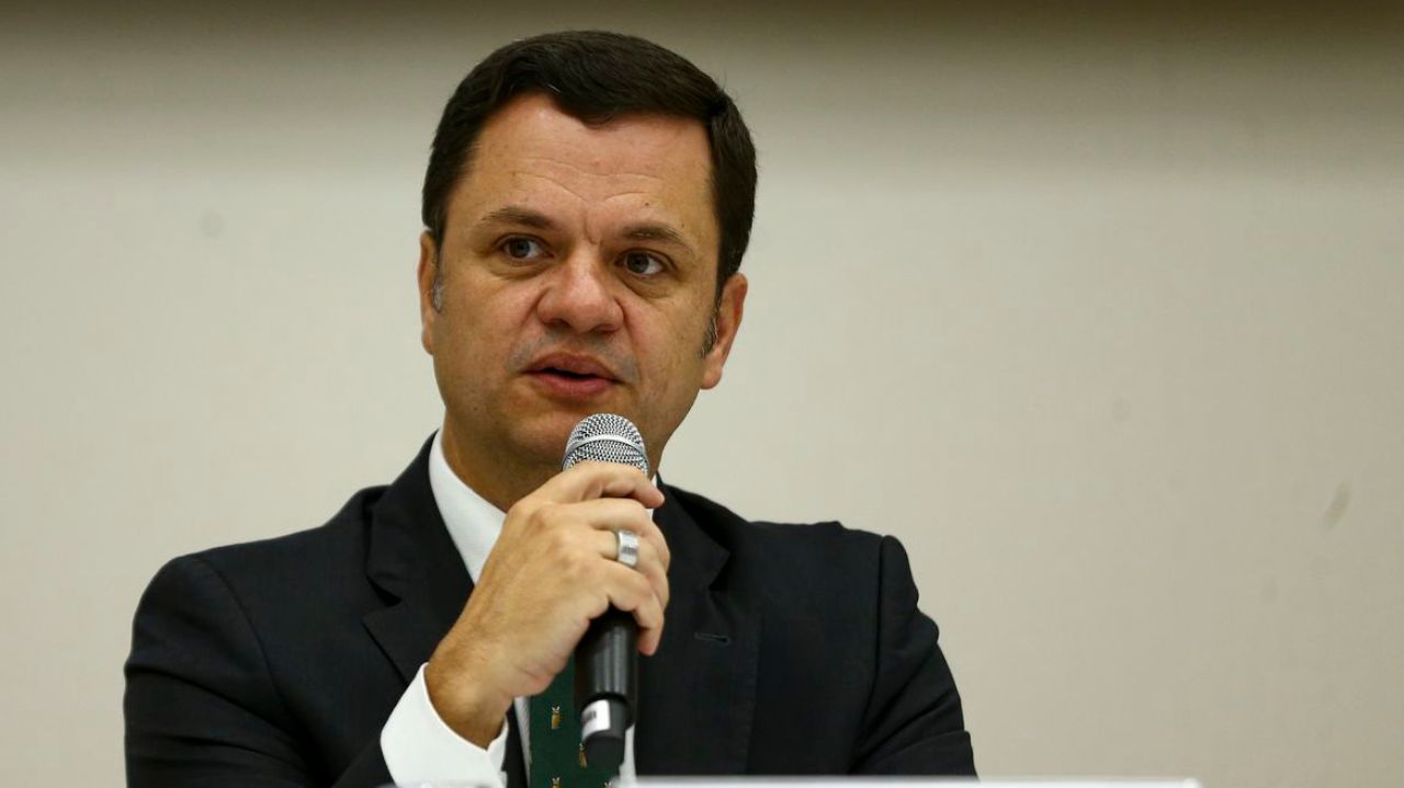 Anderson Torres falando em microfone