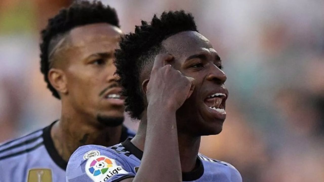 Vinícius Jr. com a mão na cabeça, falando em campo