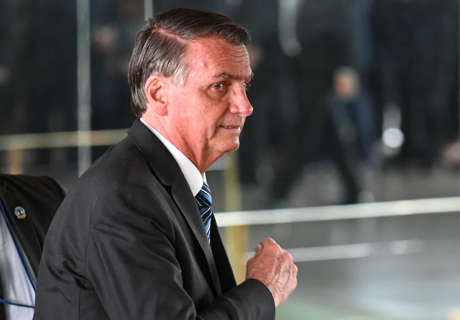 Jais Bolsonaro andando, de perfil, com expressão desconfiada