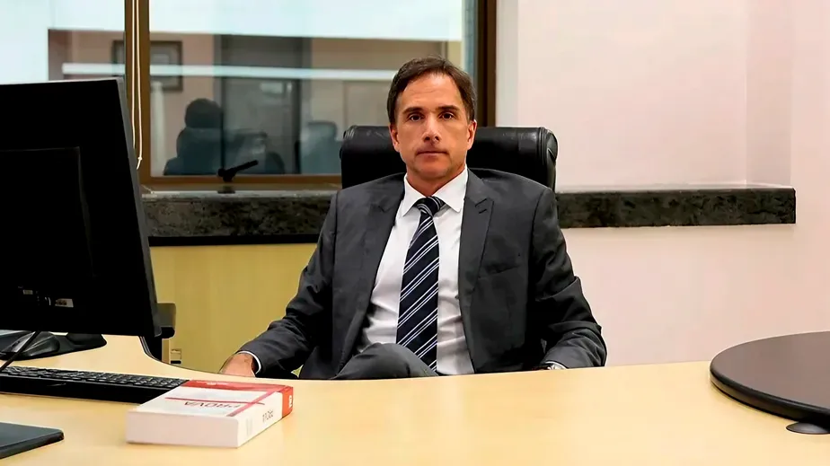 Eduardo Appio sentado em escritório, com expressão séria