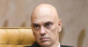 Alexandre de Moraes com expressão séria