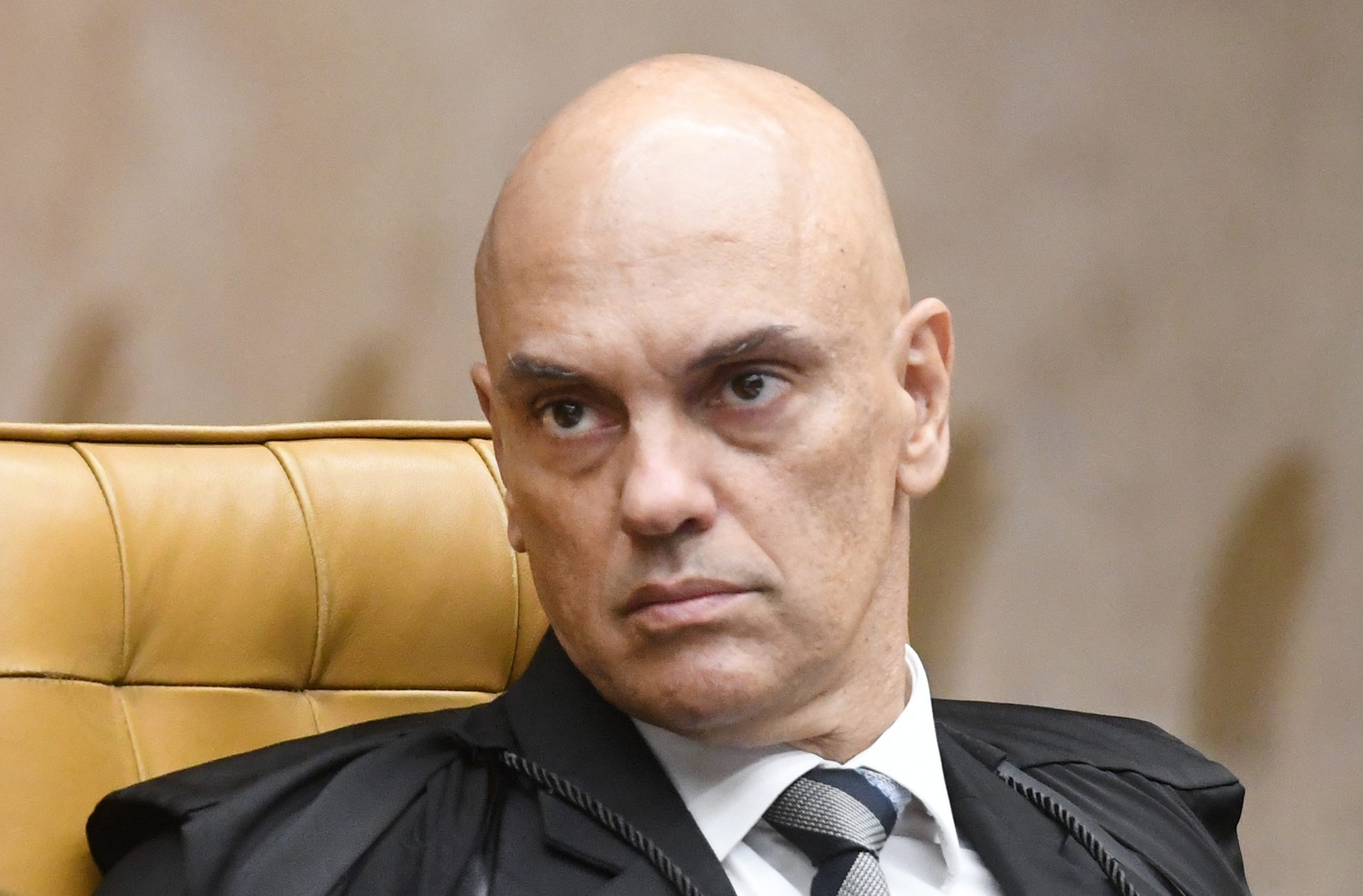Alexandre de Moraes com expressão séria