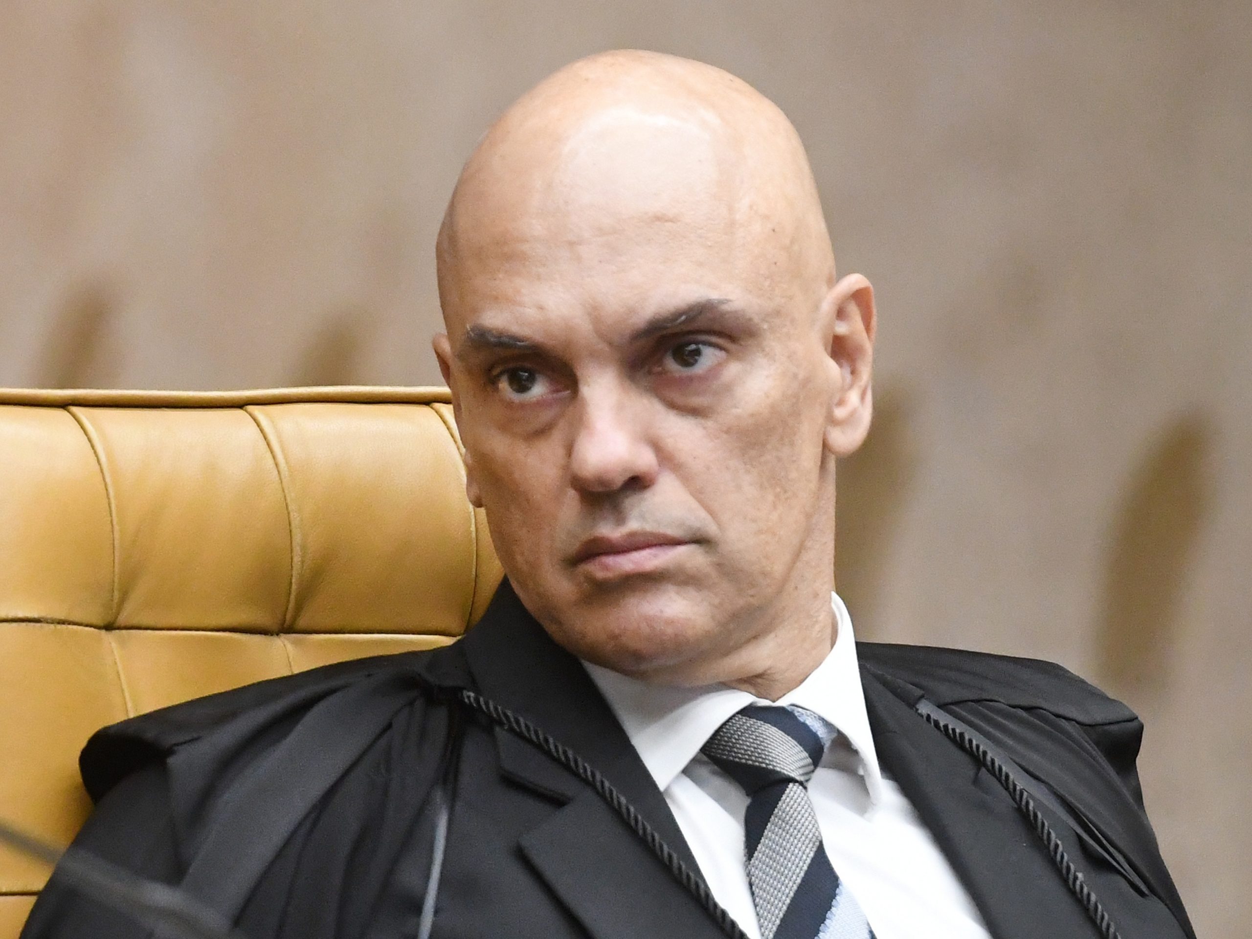 Alexandre de Moraes com expressão séria