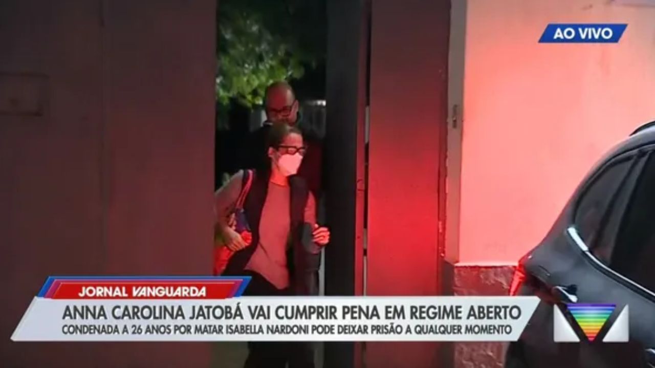 Anna Carolina Jatobá saindo da cadeia