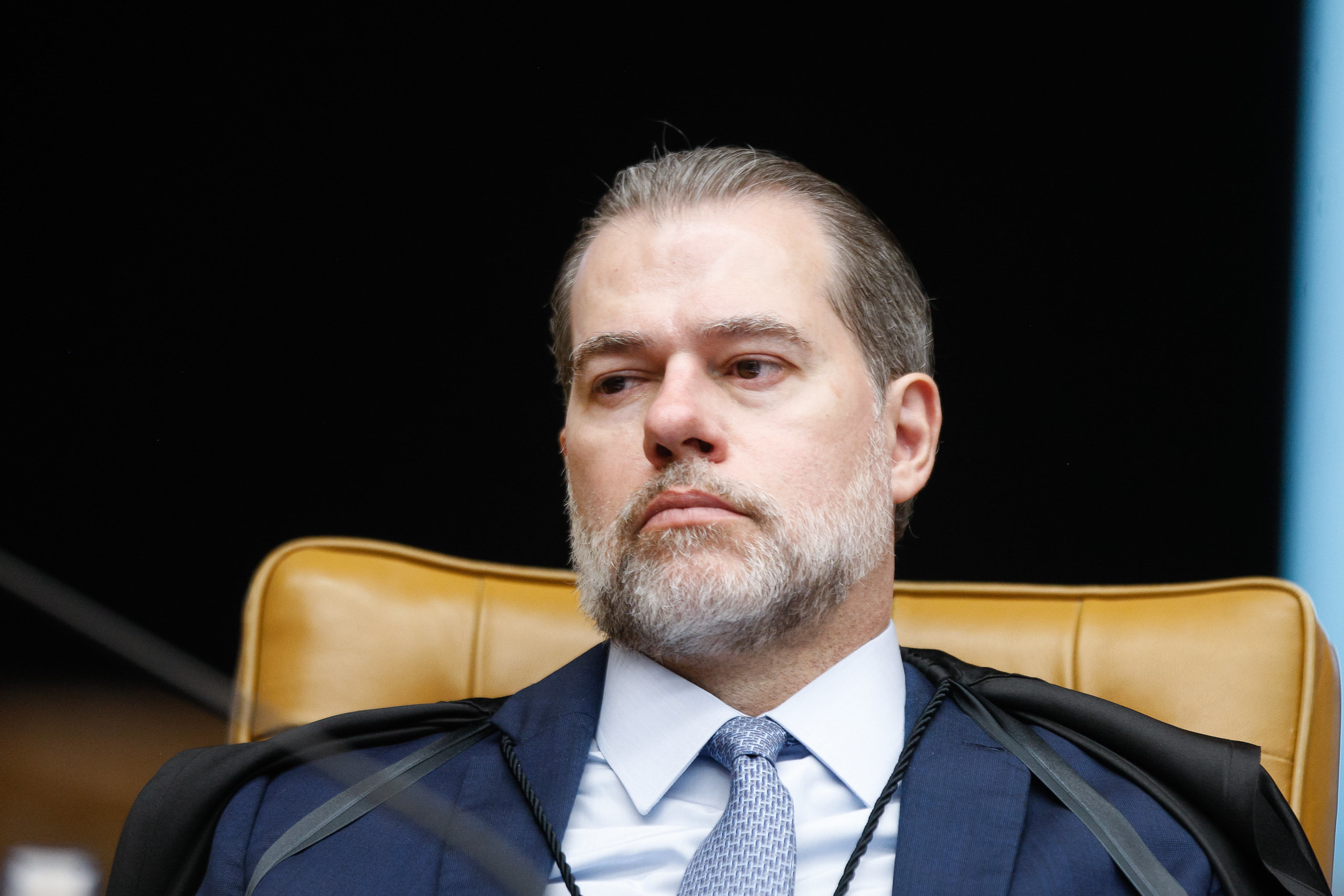 Dias Toffoli encostado em cadeira, com expressão de tédio