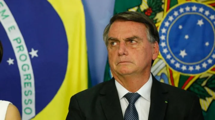 Jair Bolsonaro com expressão séria, olhando para o lado