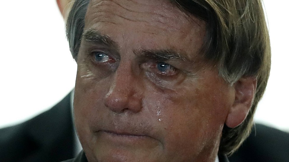 Jair Bolsonaro chorando e olhando para o lado