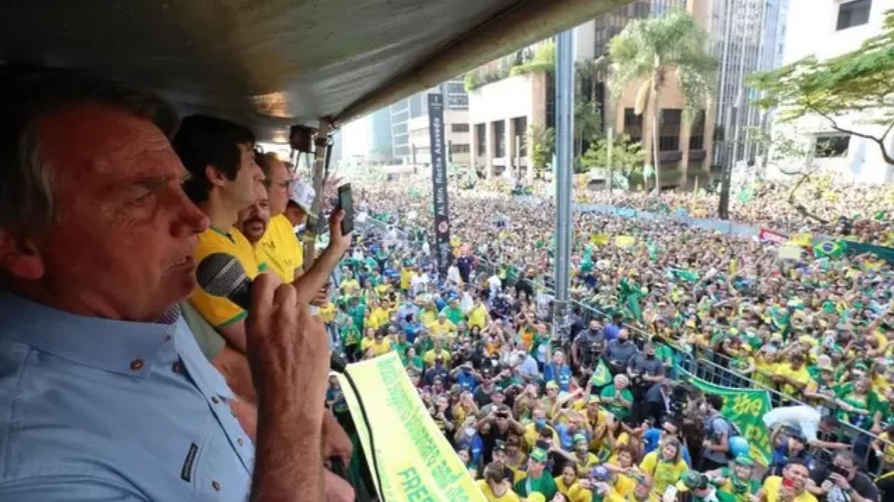 Jair Bolsonaro sem máscara, falando em microfone, na Avenida Paulista