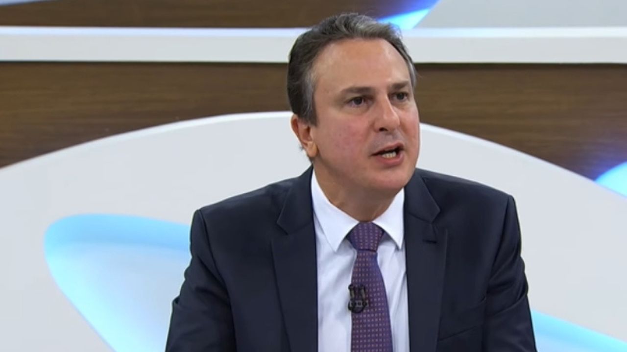 Camilo Santana de terno e gravata, falando