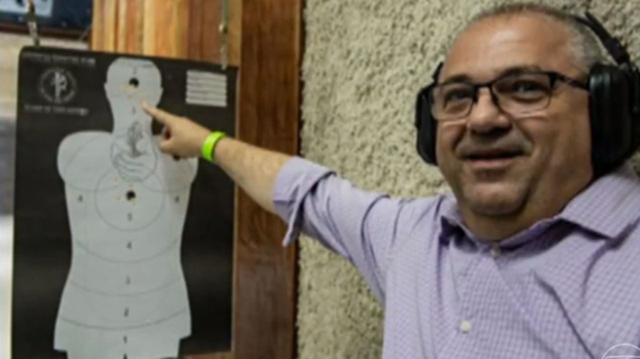 Maurício Junot de Maria em clube de tiro, sorrindo