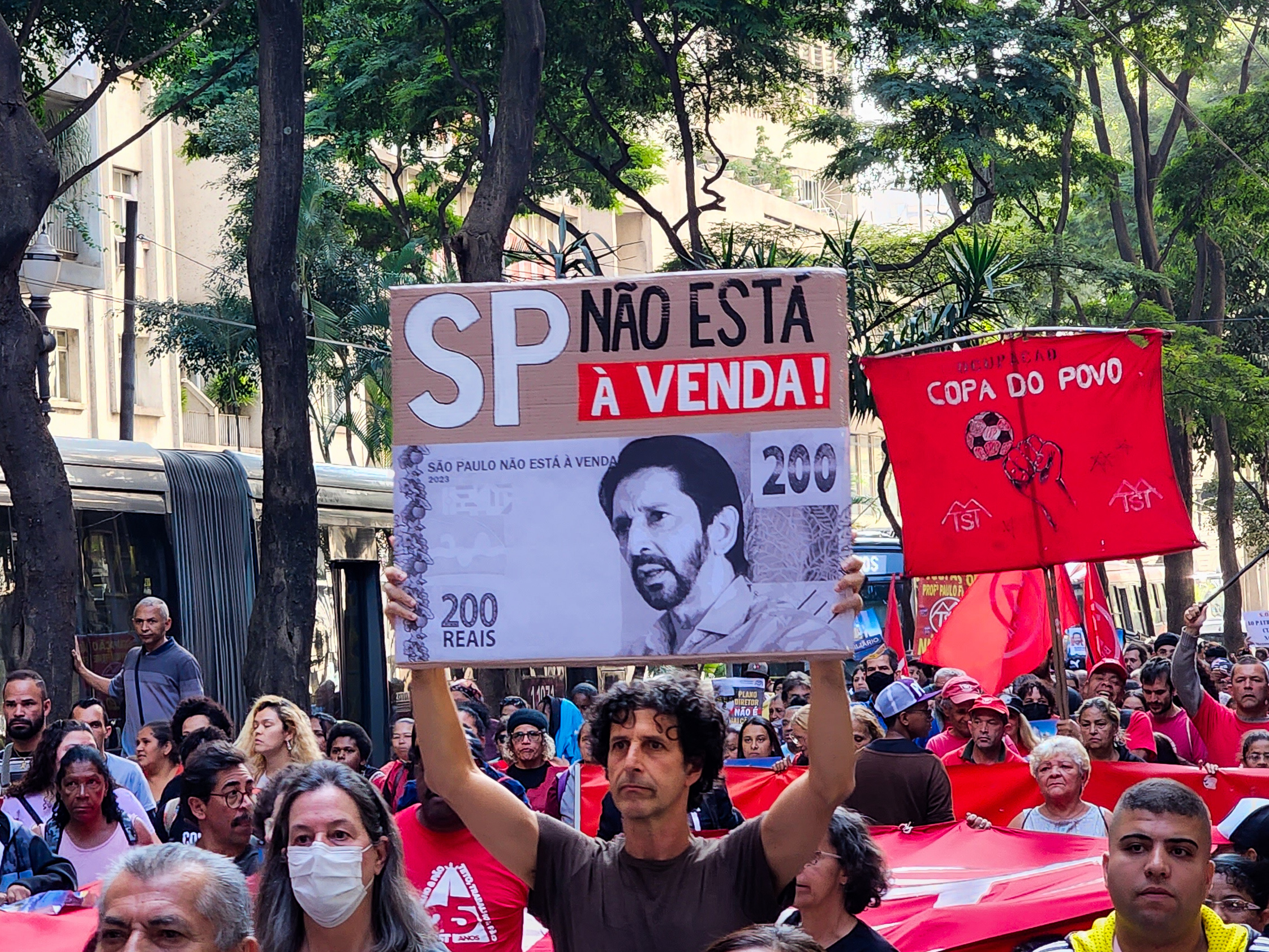 Manifestante do MTST com cartaz em protesto