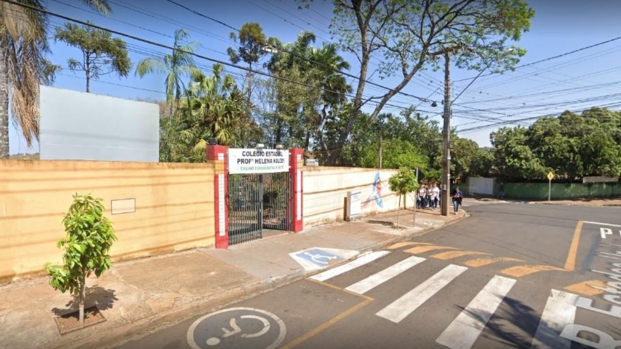 Fachada do Colégio Estadual Professora Helena Kolody
