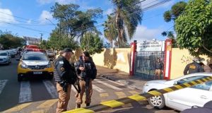 Policiais na rua do Colégio Estadual Professora Helena Kolody